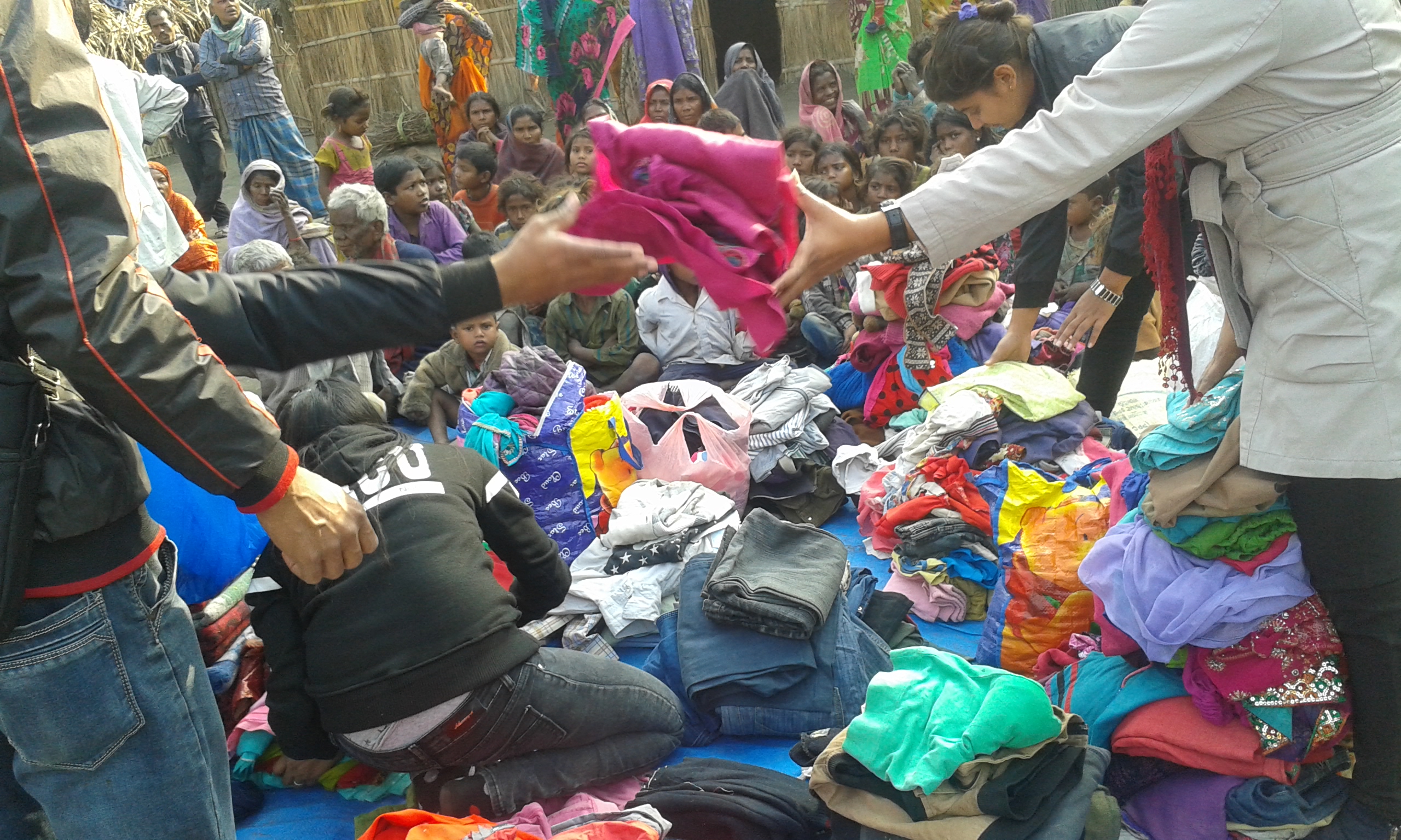 बालबालिकालाई न्यानो कपडा वितरण