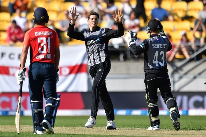 New Zealand catch England out with de Grandhomme’s safe hands