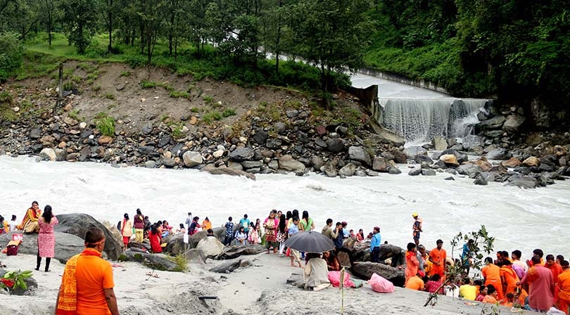 नदी तथा जलाशयमा भक्तजनको भीड