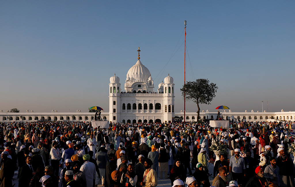 Hundreds of Indian Sikhs to make historic pilgrimage to Pakistan