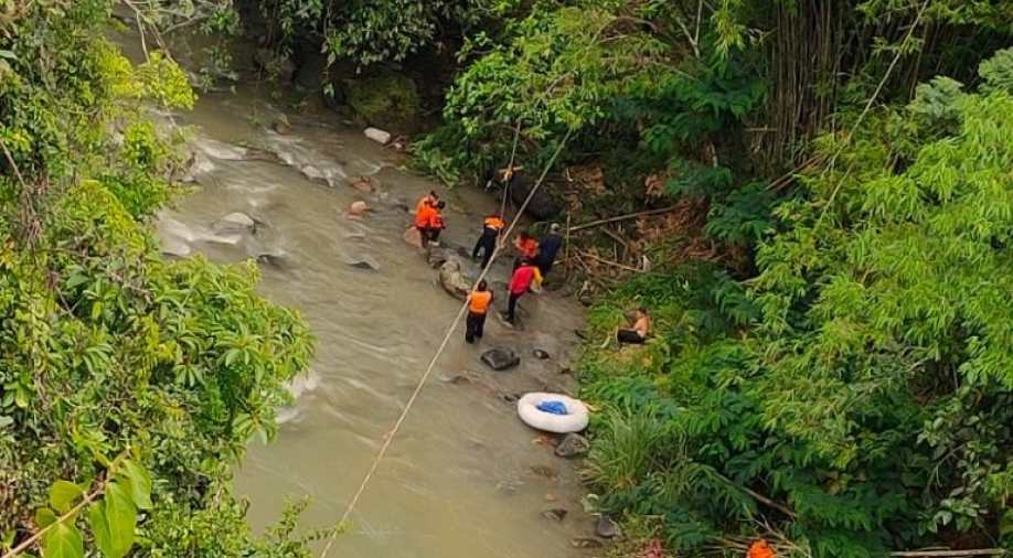 Death toll of Indonesian bus accident rises to 28 with 13 missing