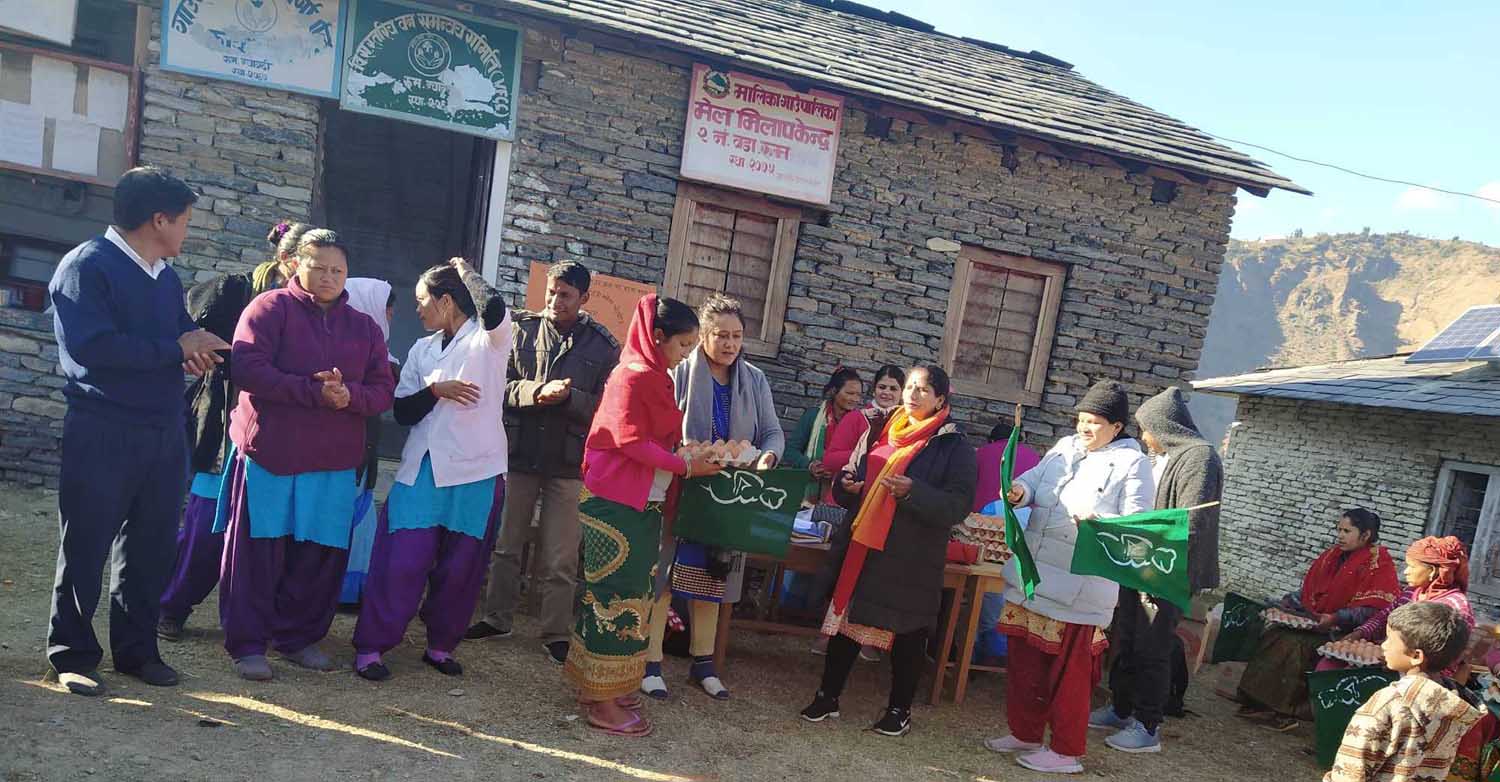 गर्भवती सुत्केरीको हातमा अण्डा, घरमा झण्डा