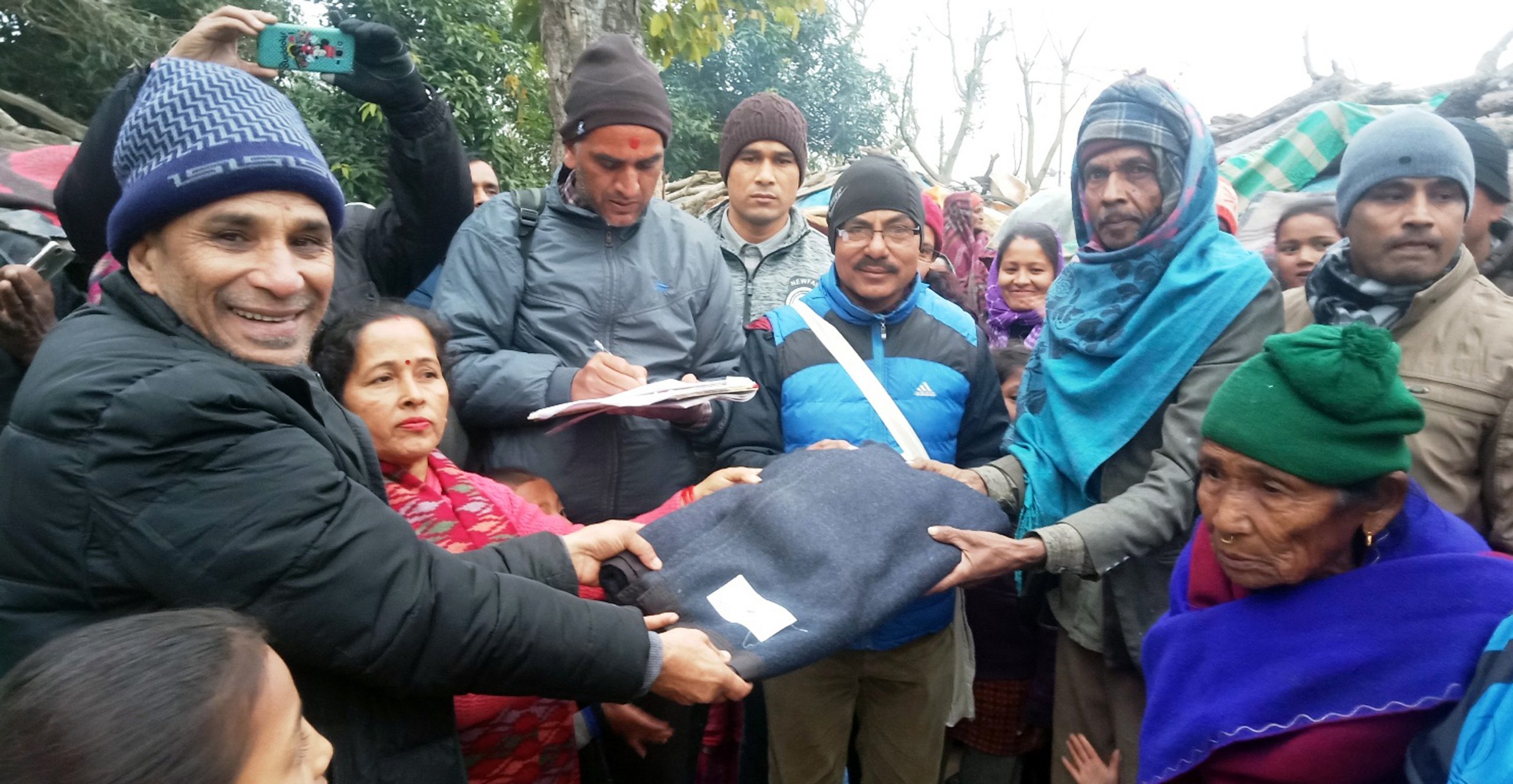 शहीद  परिवार  र ज्येष्ठ  नागरिकलाई कम्बल