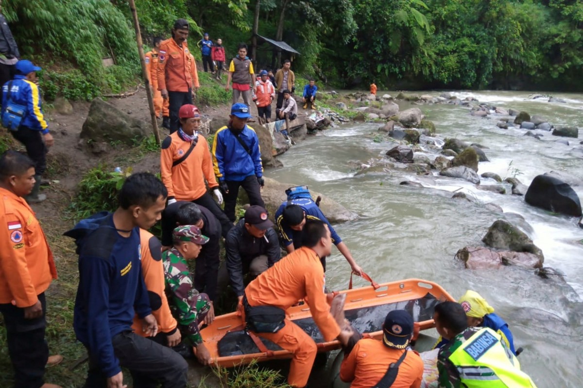 Death toll in Indonesia bus plunge rises to 35 as more victims found