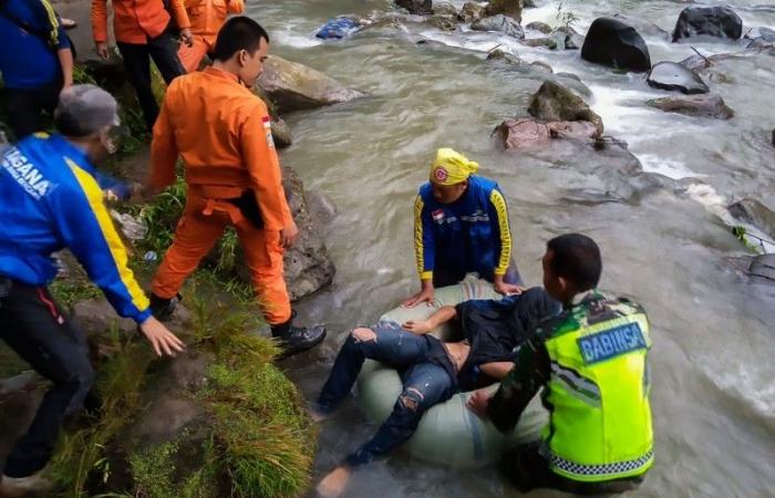 At least 25 dead in Indonesia bus plunge