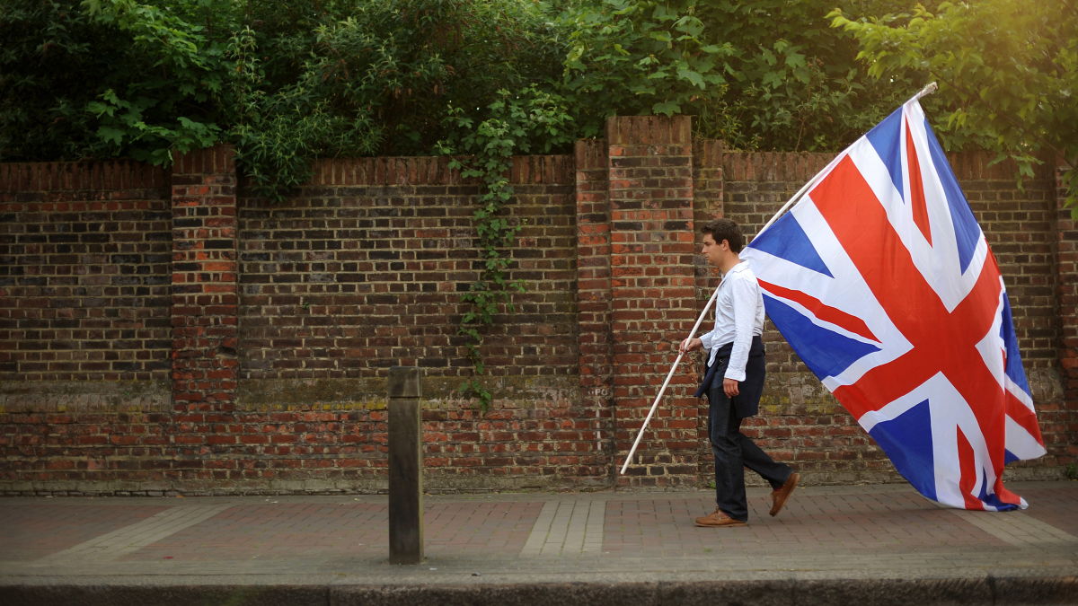 UK reduces embassy staff in Iran, Iraq