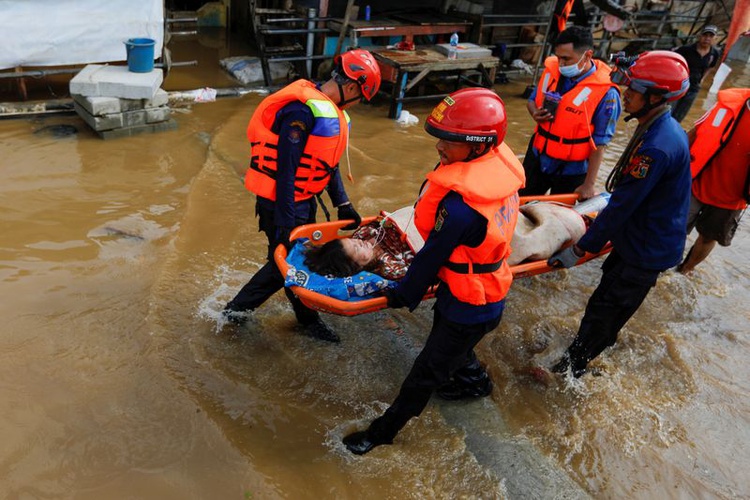 Death toll in Indonesia’s capital floods rises to 43, 390,000 displaced