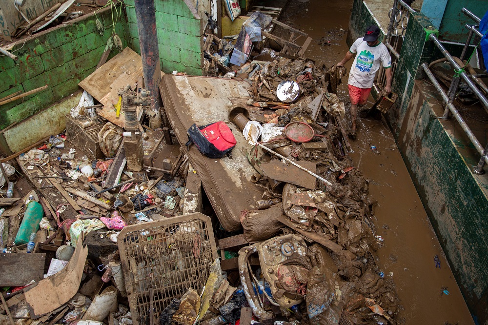 Thousands in shelters as Indonesia flood death toll hits 53