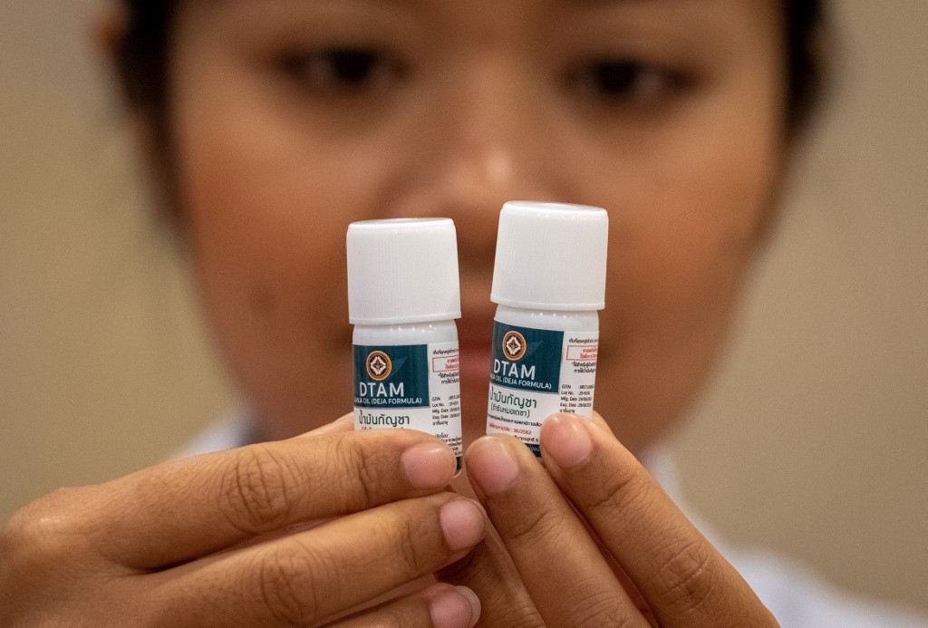 Free handouts of cannabis oil at Bangkok medical marijuana clinic