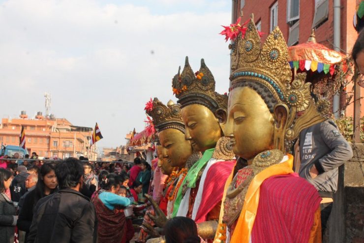 बौद्ध धर्मावलम्बीले मनाए सम्यक दानपर्व