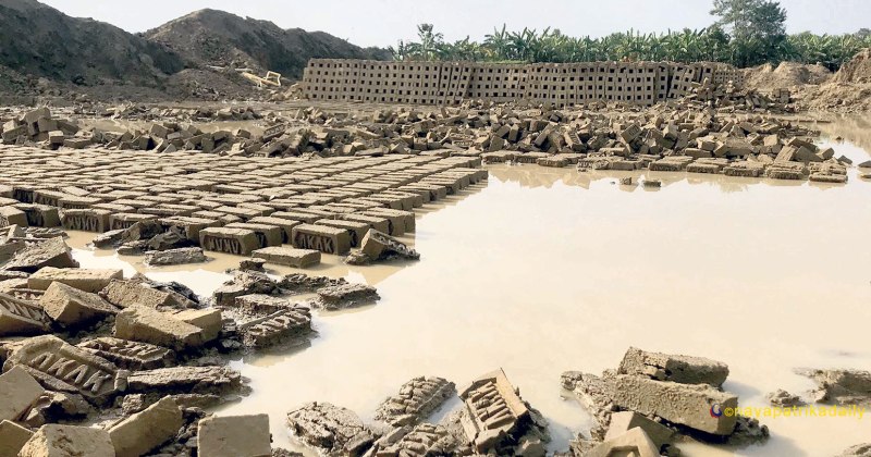 वर्षाले नौ करोडका इँटा नष्ट