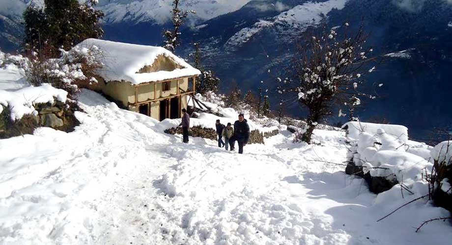 हिउँले लम्बियो विदेशी पर्यटकको बसाइ
