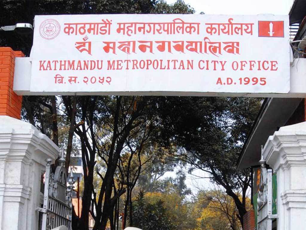 अनधिकृत राखिएको पोस्टर हटाइँदै