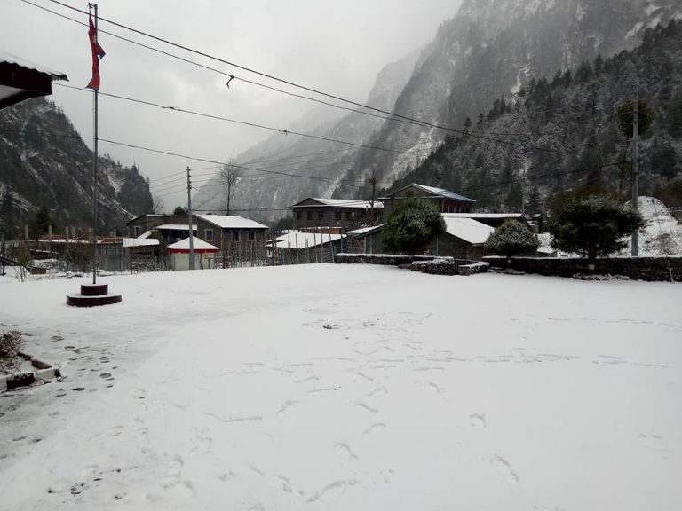 पन्ध्र घन्टासम्म निरन्तर हिमपात, सवारी ठप्प