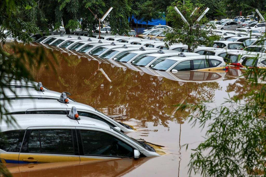 ndonesia floods leave two dozen dead, several missing: official