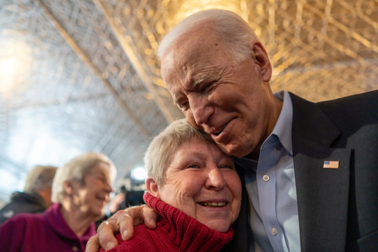 Democrat rivals swarm Iowa for 11th-hour campaigning