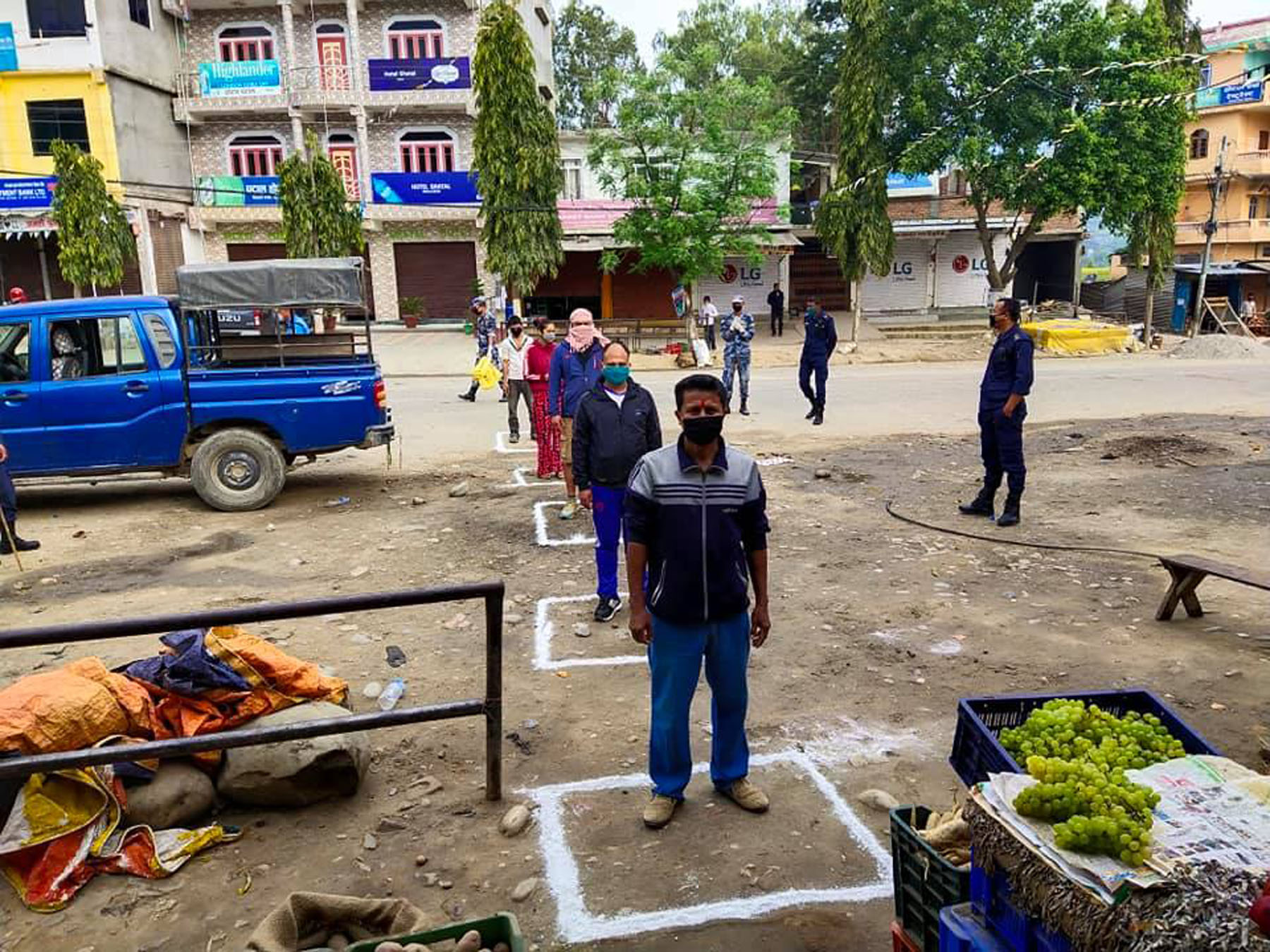 सामान किन्दै ग्राहक