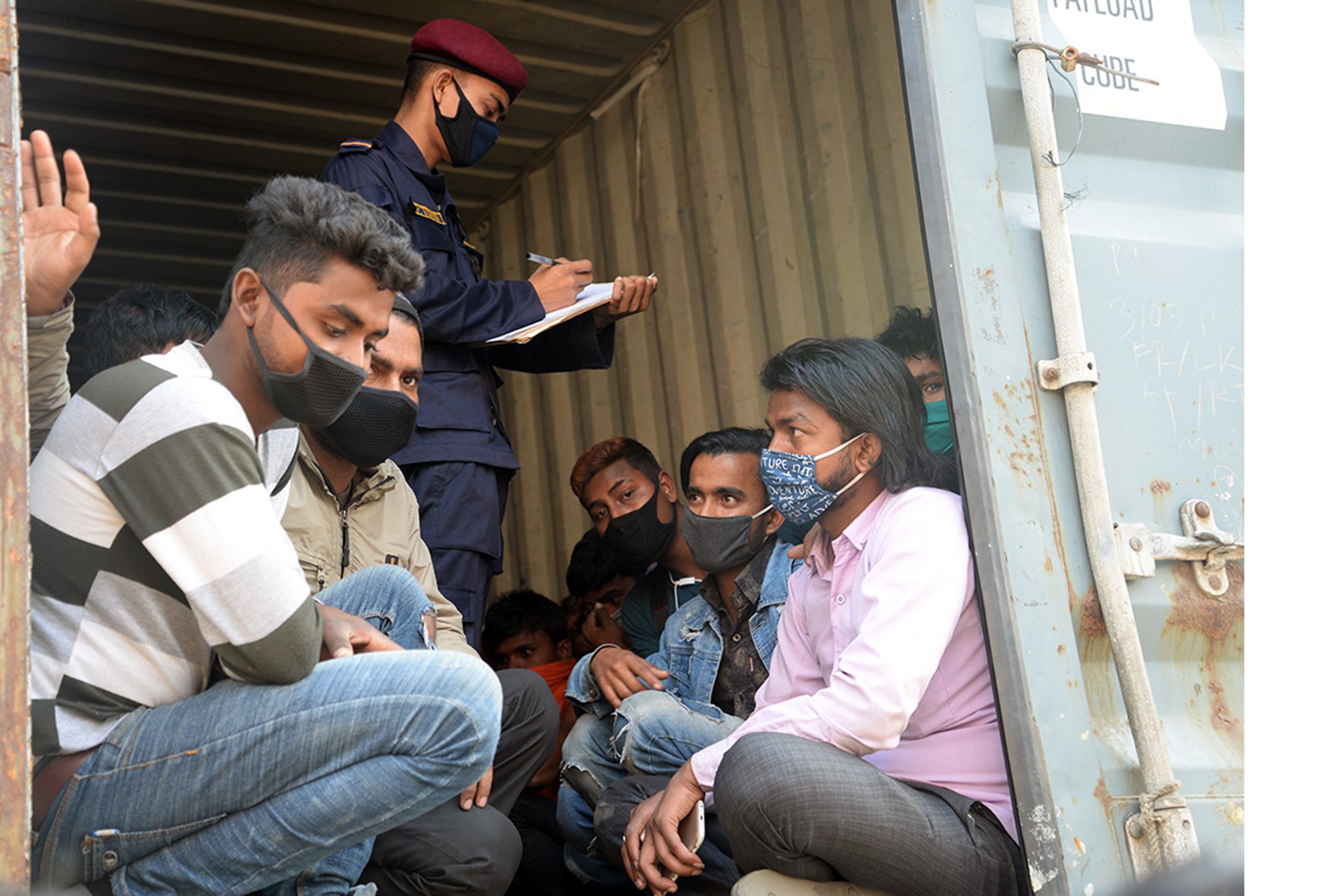 लकडाउनको अवज्ञा गर्नेलाई अनुसन्धान गर्दै सुरक्षाकर्मी