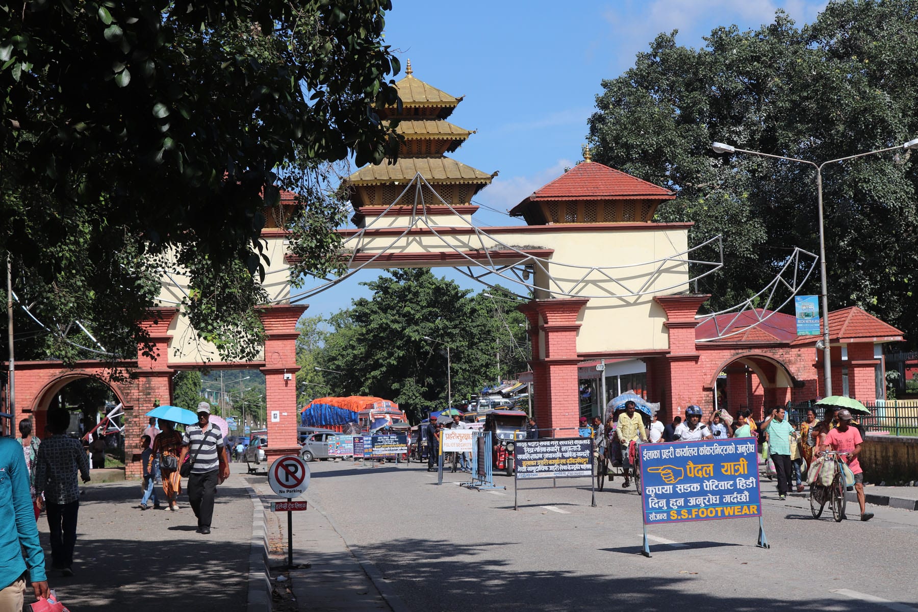 काँकडभिट्टा नाकामा बिहानैदेखि भारत फर्किनेको भीड