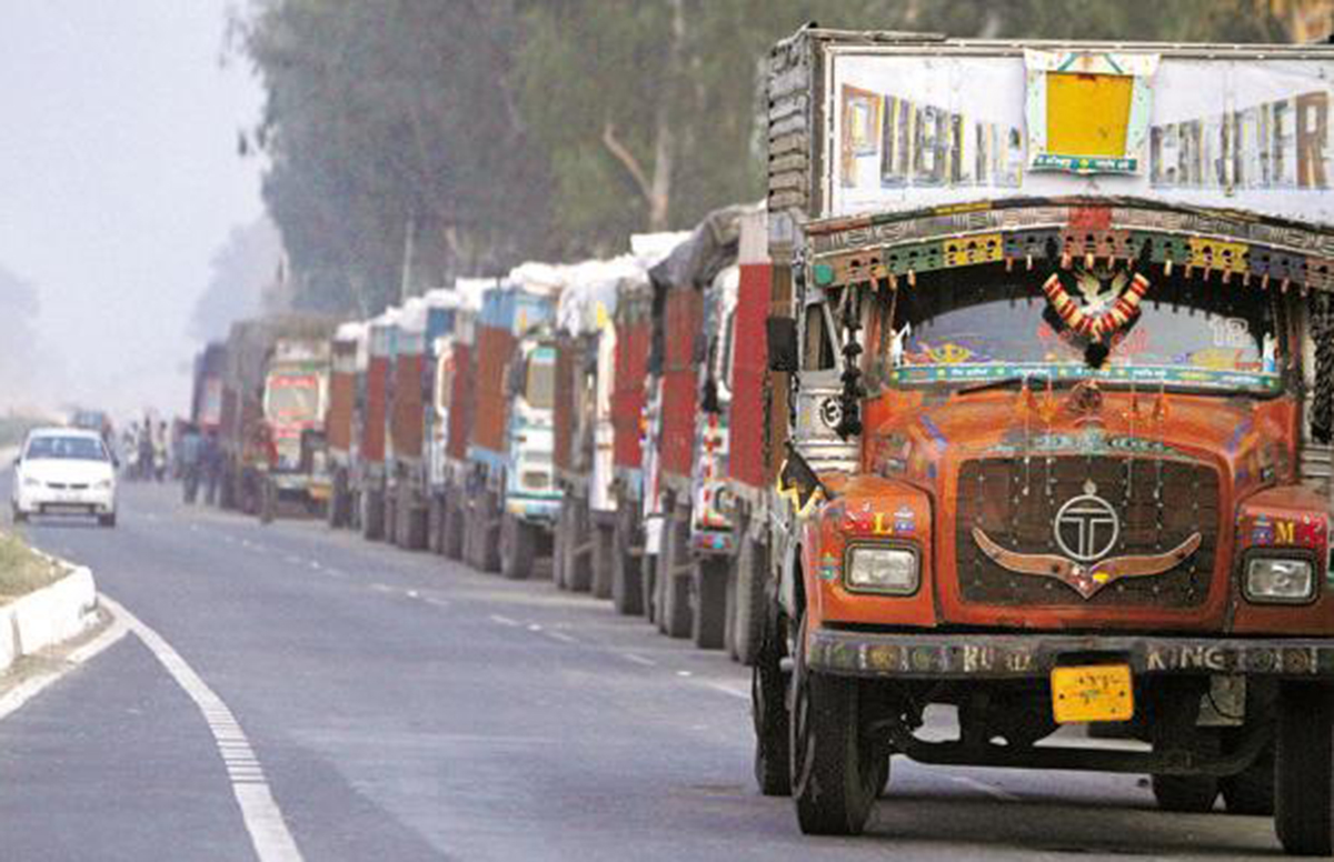 ‘लकडाउन’को असर : मालबाहक सवारीमा लुकिछिपी यात्रा