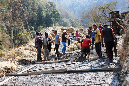 नेकपाका कार्यकर्ताद्वारा श्रमदान गरेर सडक मर्मत