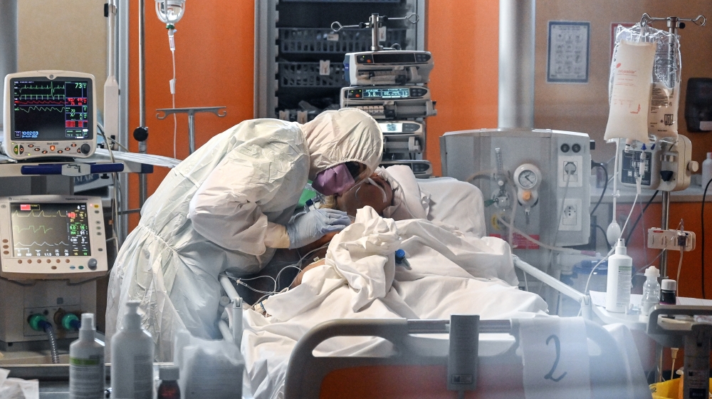 More than 2,200 US coronavirus deaths in 24 hours: tracker