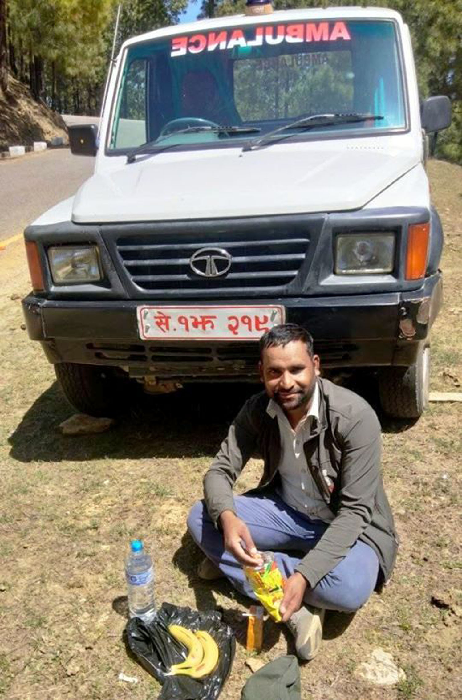 भोक मेट्दै एम्बुलेन्स चालक