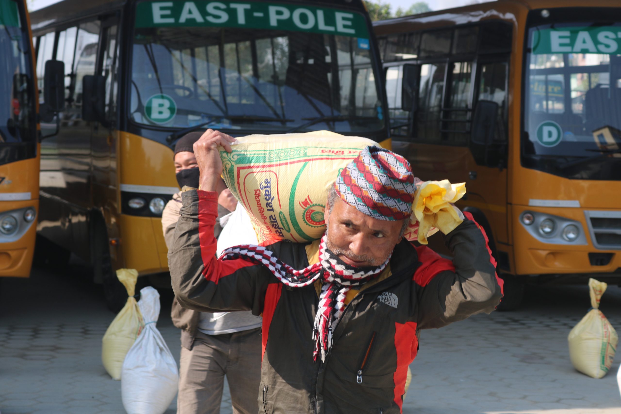 स्थानीय दाताको सहयोगमा गोनपा ५ का वडा अध्यक्ष नारायण सुवेदीले बाँडे २८९ विपन्न वर्ग र ज्यालादारी मजदुरलाई राहत(भिडियो)