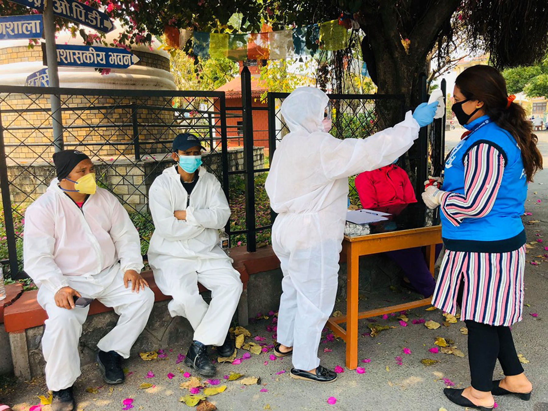 ज्वरो मापन गर्दै स्वास्थ्यकर्मी