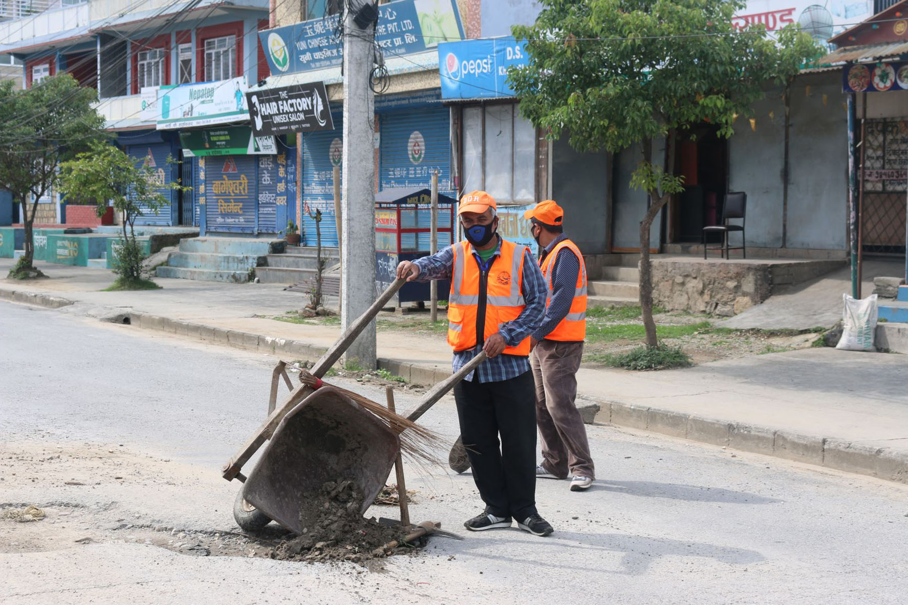सडकमा खाल्डा खुल्डी पुरिँदै