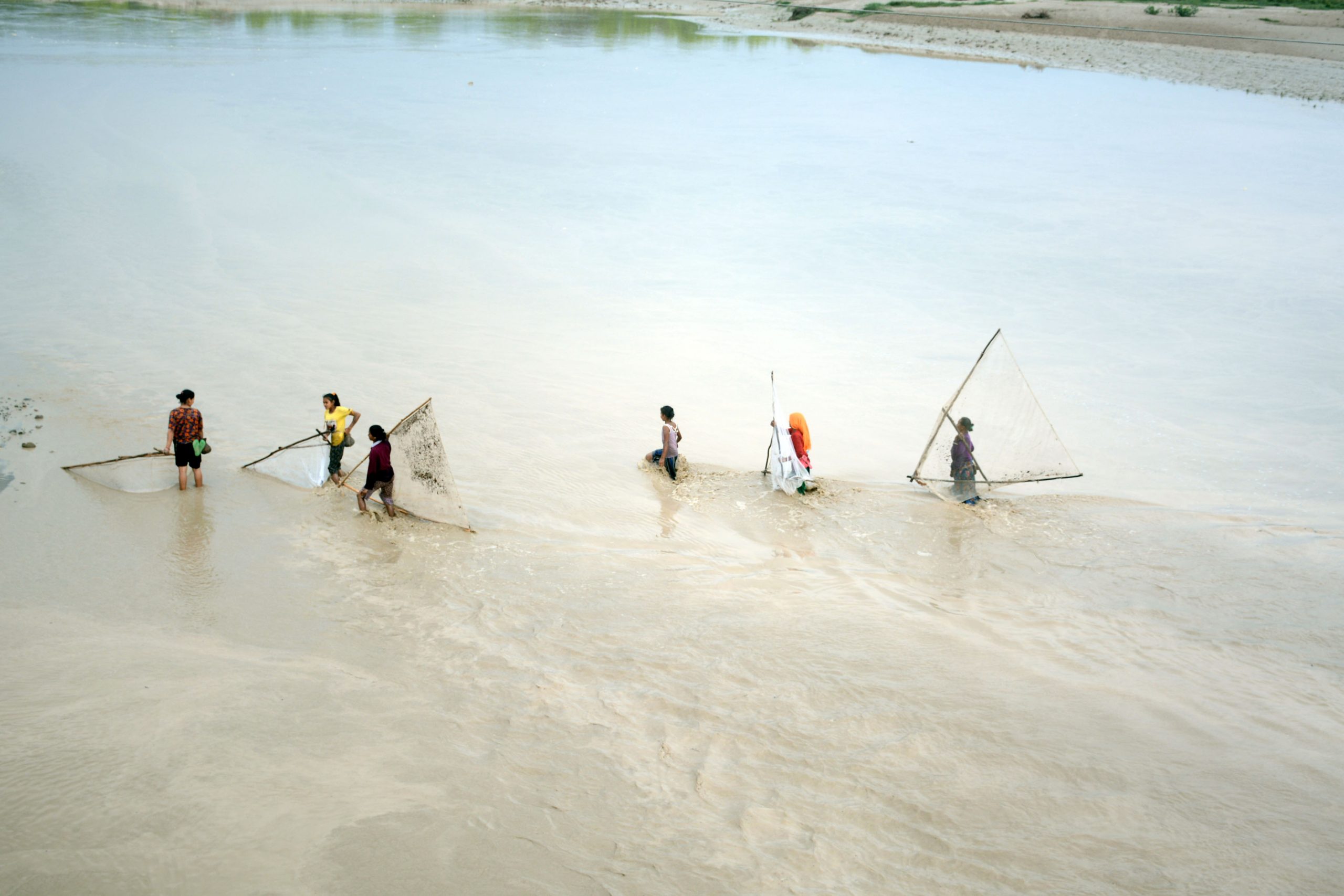 कान्द्रा नदीमा माछा मार्दै