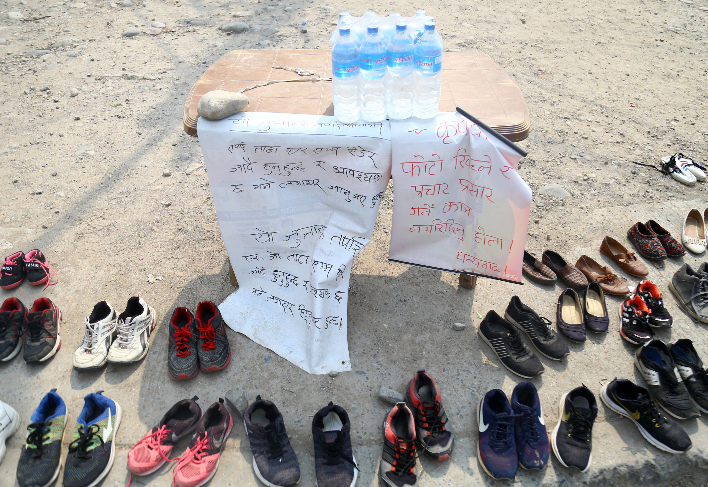 आवश्यक परेमा यात्रुलाई लगाउन सडकमा राखिदिएको जुुत्ता