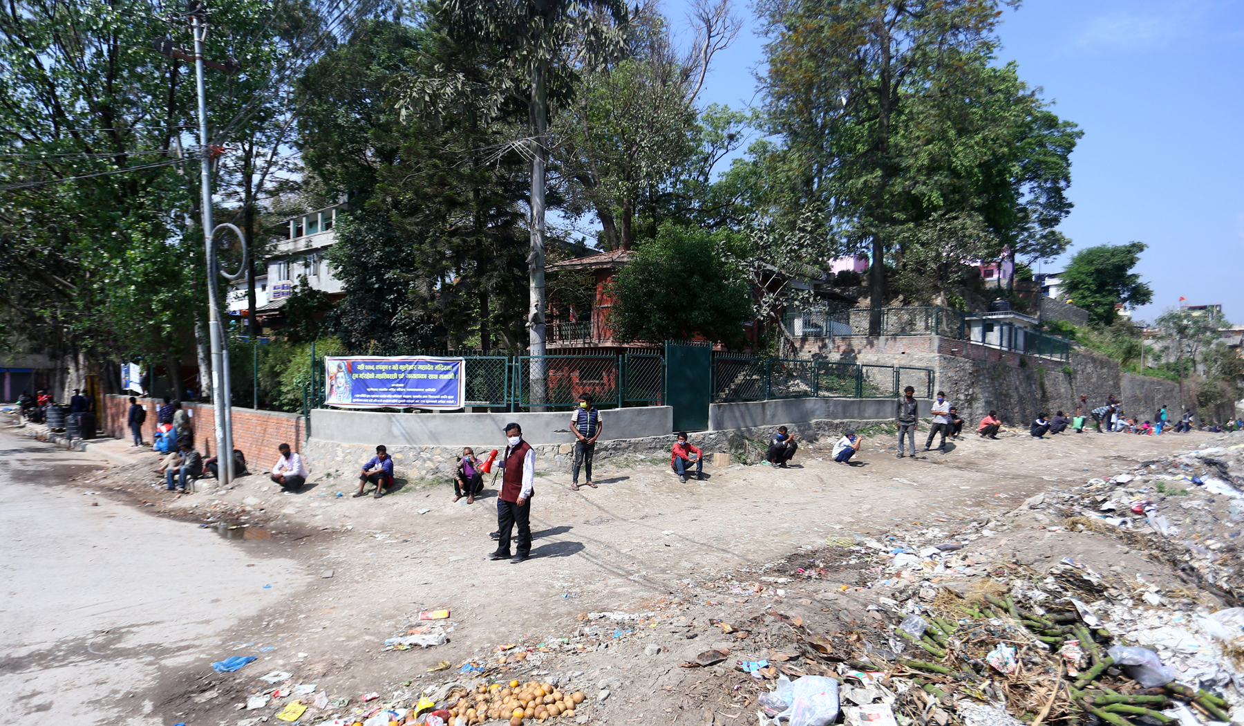 विपन्न परिवार एवं ज्यालादारी कामदारलाई खाना