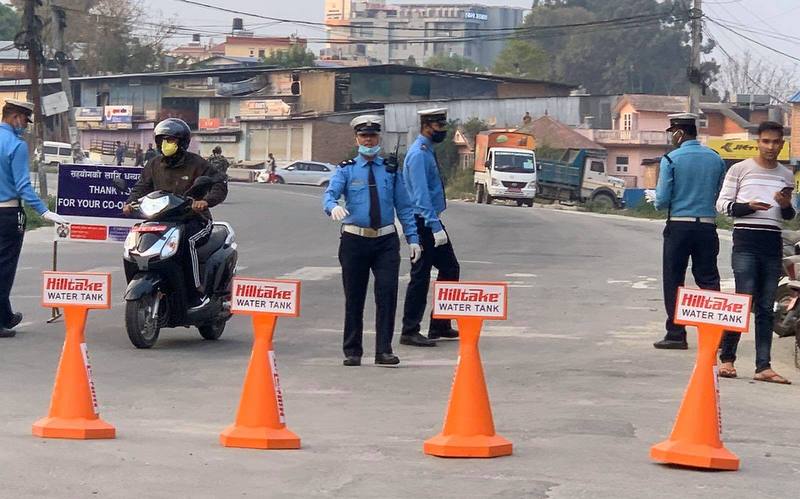 उपत्यकामा लकडाउन : प्रहरी देख्दासम्म पालना, ओझेल पर्नासाथ अवज्ञा