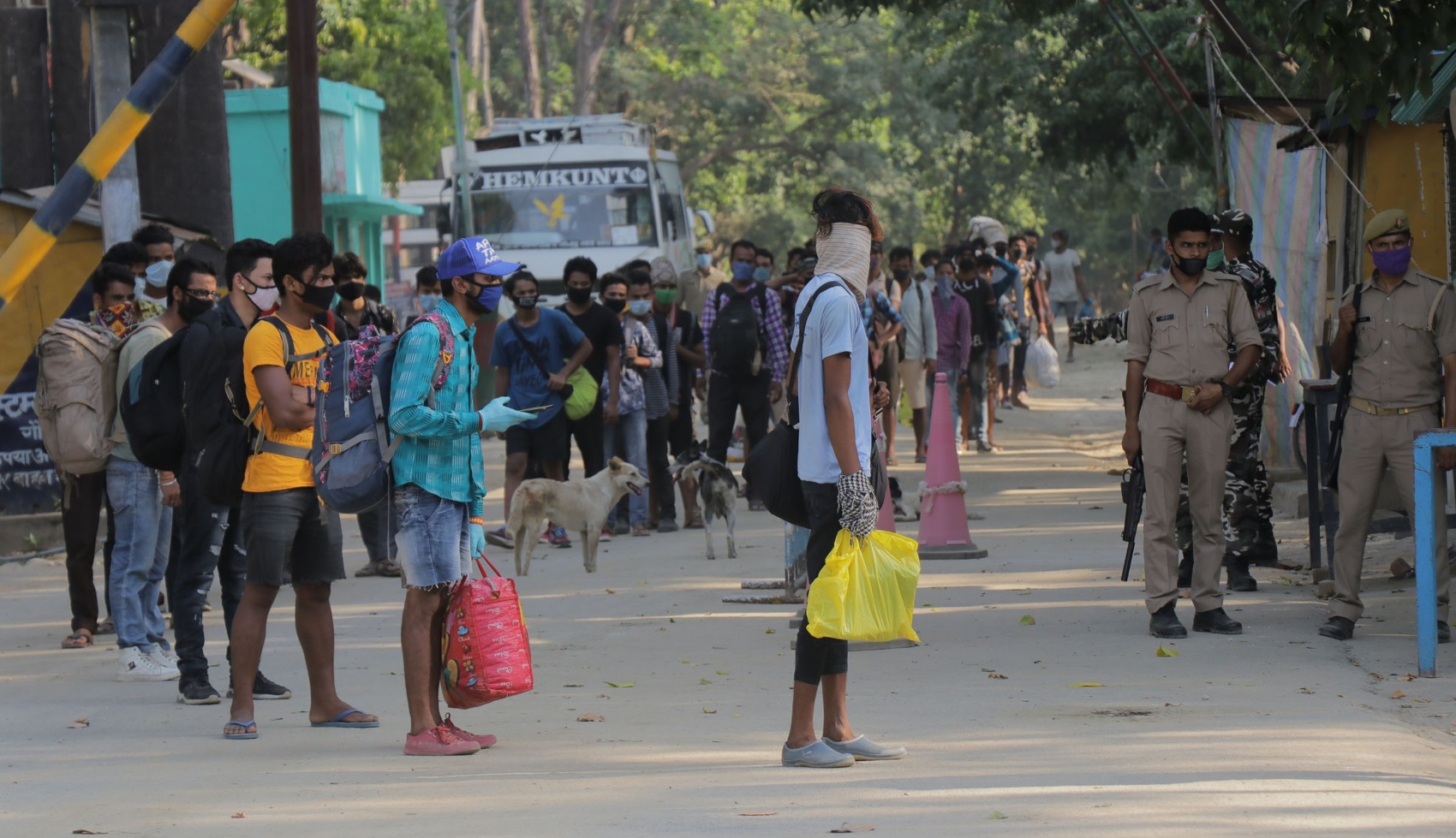 भारतबाट  एकै दिनमा एक हजार २०० कर्णालीवासी आइपुगे
