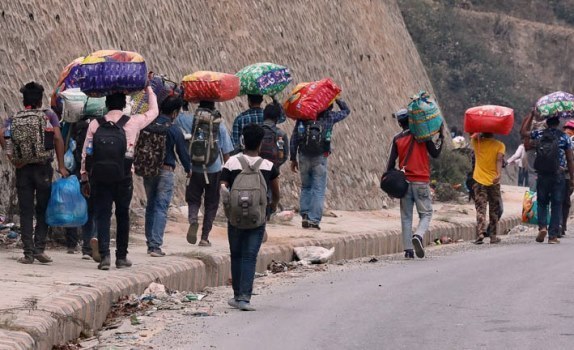 भारतमा रोकिएका मजदुर घर फर्किए
