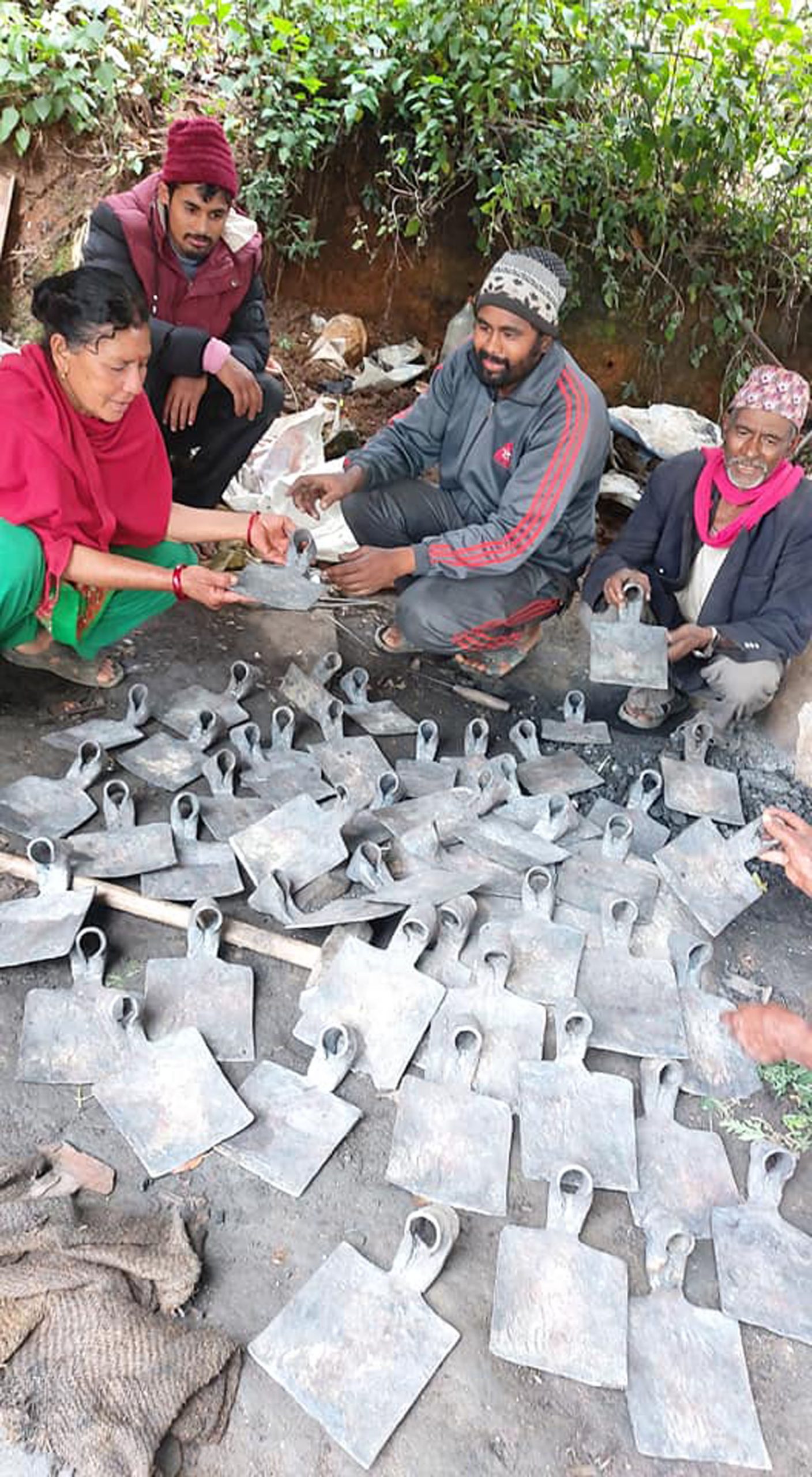 भारतबाट गाउँमा फर्केर खेतीपाती गर्न थालेसँगै कृषि औजारको बढी कारोबार