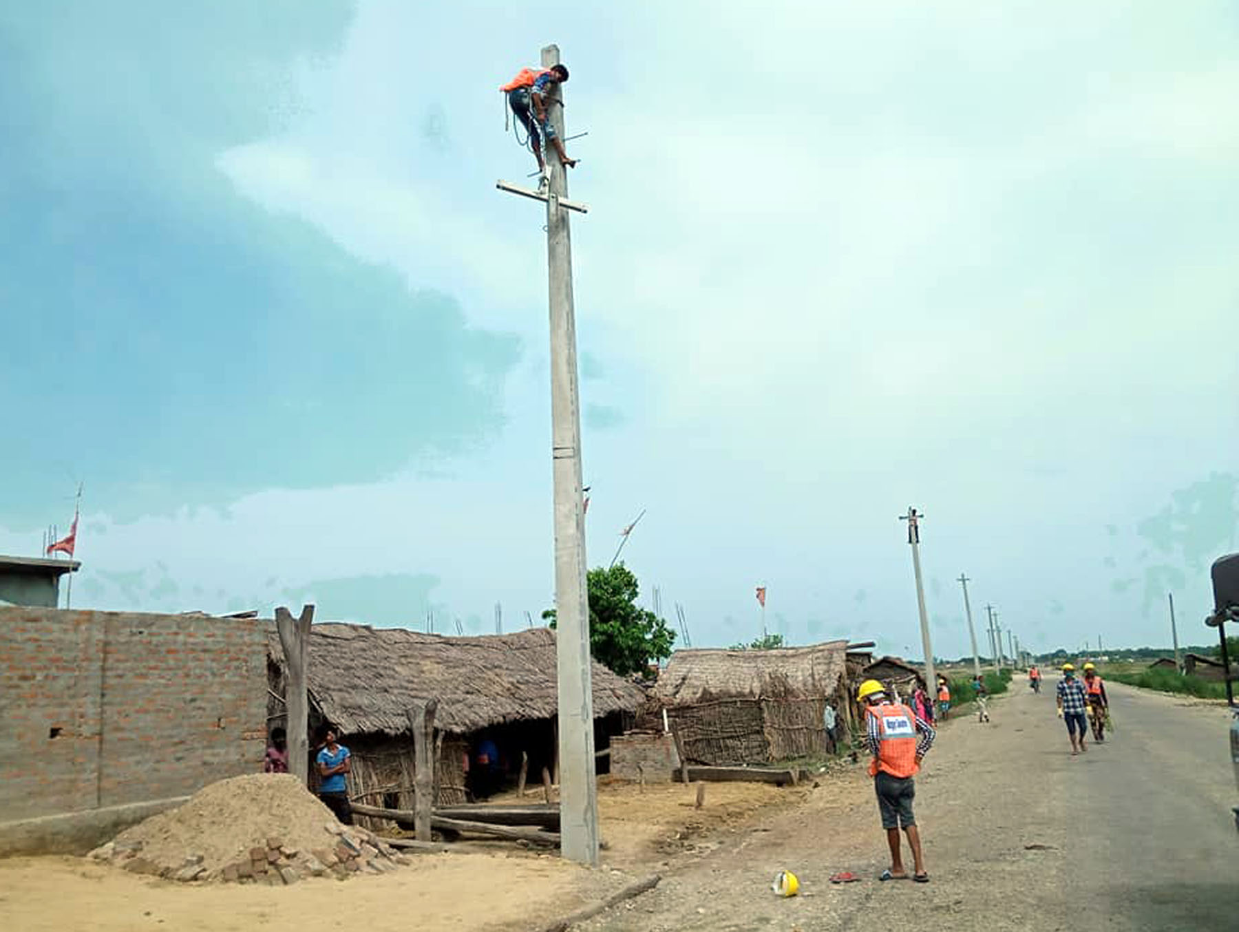 ज्यान जोखिममा राखेर काम गर्दै प्राविधिक