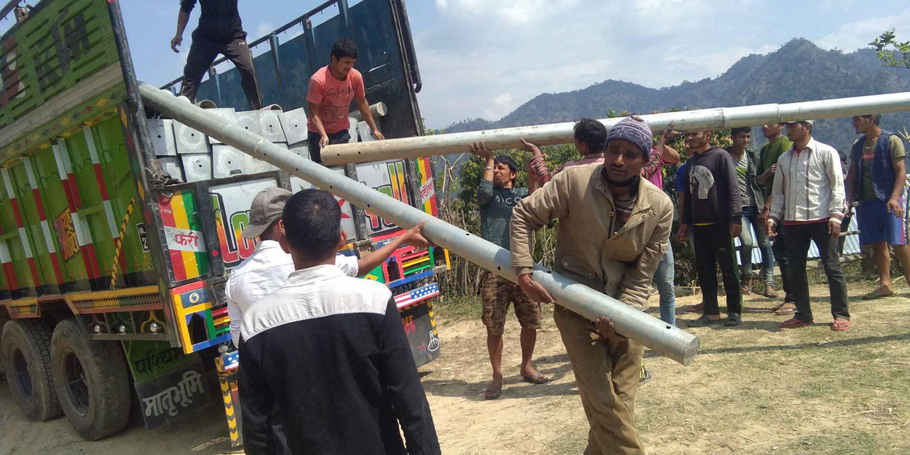 खम्बा ओसार्दै मजदूर