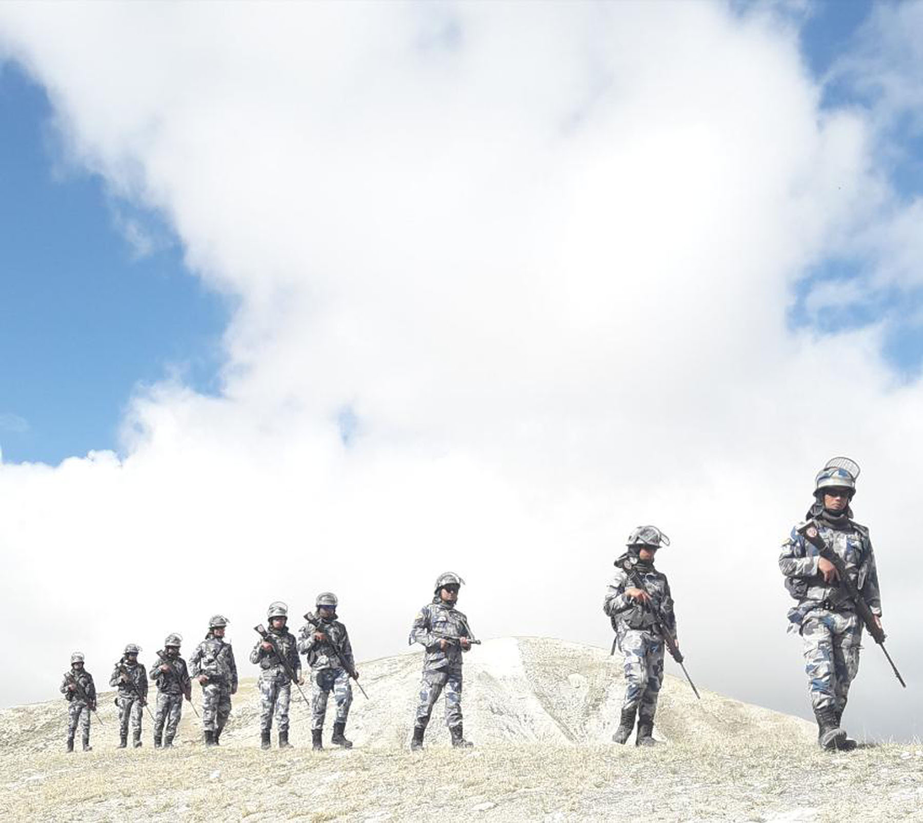 कोरला नाकामा ४५०० मिटरको उचाईमा हात हतियार सहित सशस्त्र प्रहरी सीमा सुरक्षामा खटिय