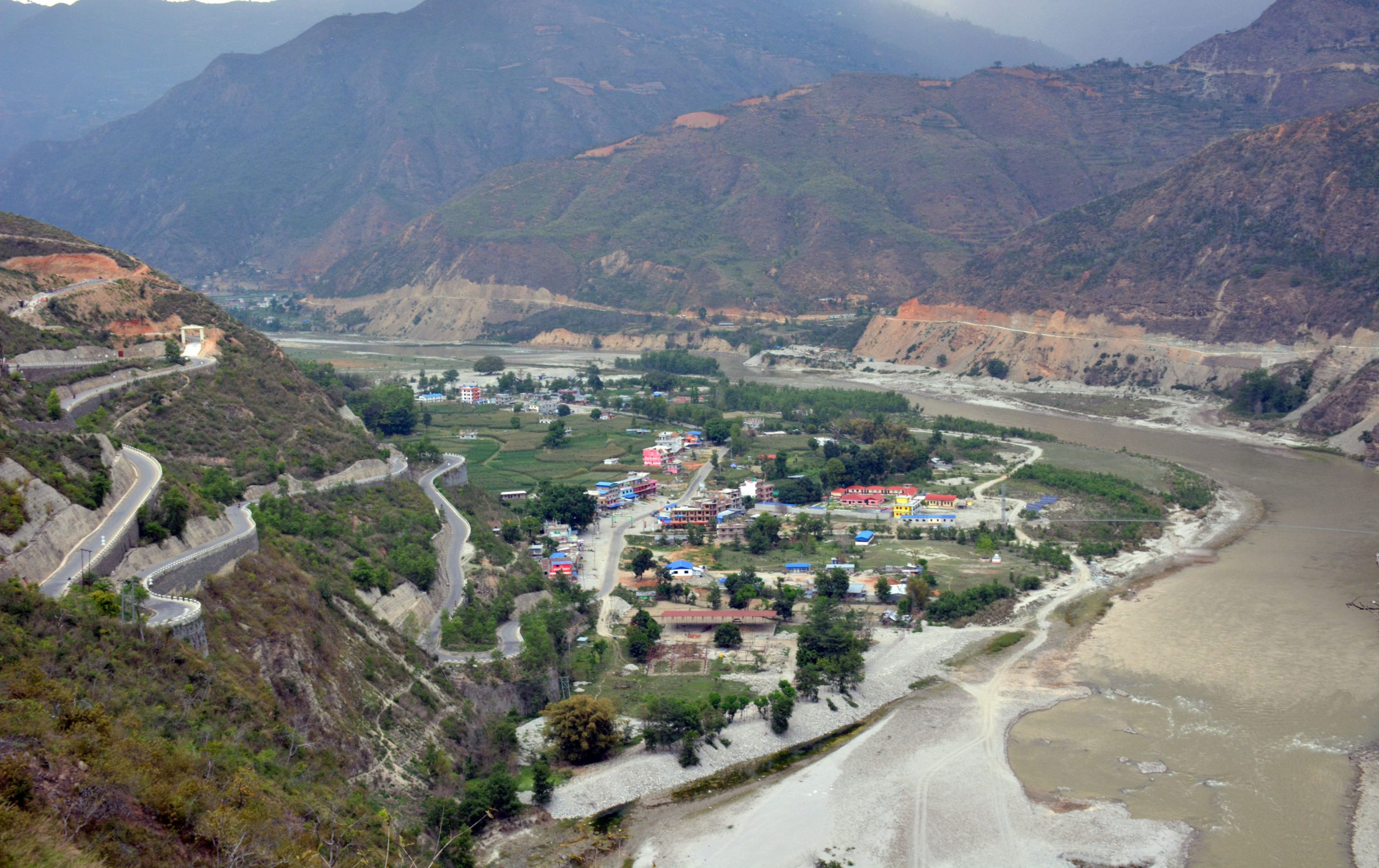 रिठे भीरबाट देखिएको बिपी राजमार्ग र सुनकोशी नदीबीच रहेको मूलकोट बजार