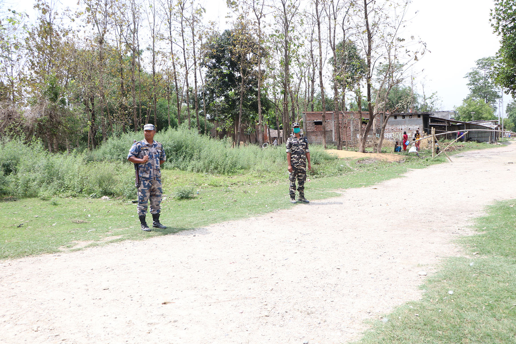 नेपाल भारत सीमा नाका दशगजा क्षेत्रमा सुरक्षा गर्दै दुबै देशका सुरक्षाकर्मी