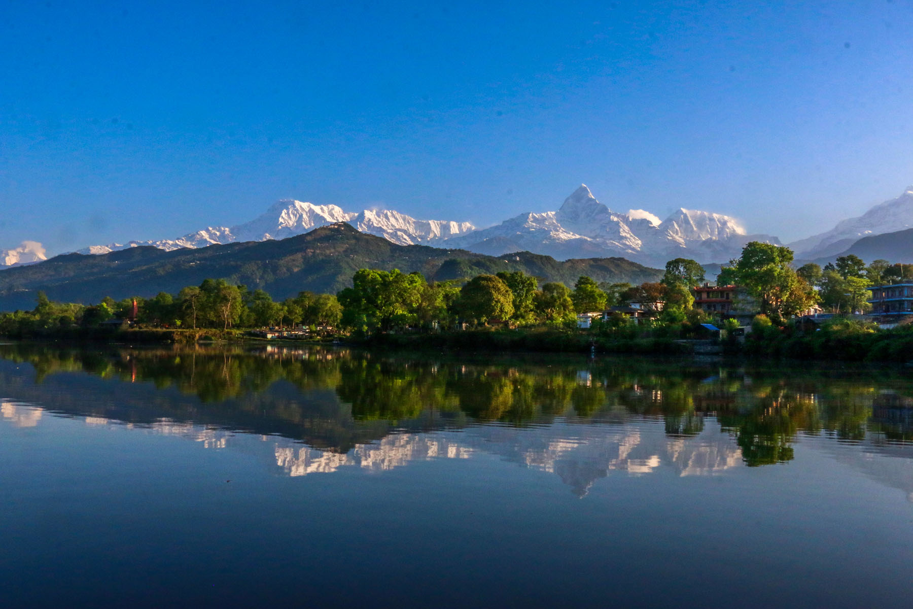 माछापुच्छ्रेको छाया फेवातालमा