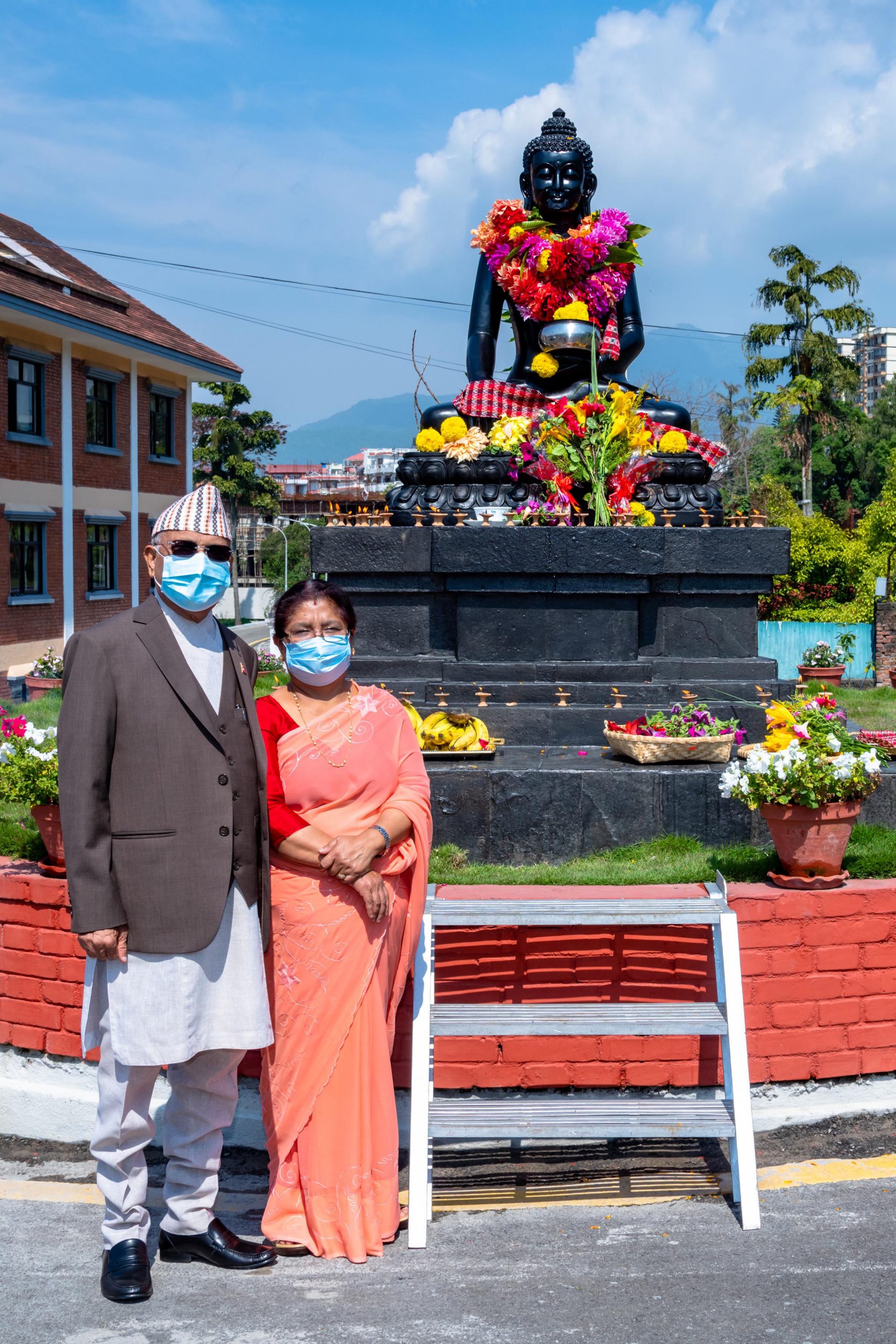 बुद्धको प्रतिमामा माल्यार्पणपछि प्रम ओली