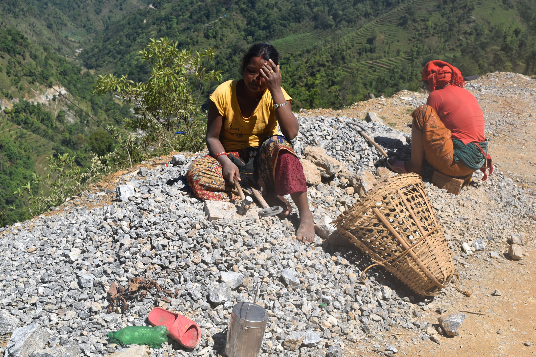 लकडाउनले गर्दा छाक टार्न गाह्रो भएपछि सडक छेउका ढुङ्गा कुटेर गिट्टी बनाउँदै महिला मजदूर