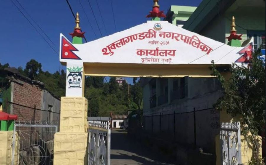 शुक्लागण्डकी नगरपालिकाद्वारा बाह्य जिल्लाबाट आयात गरिएका फलफूल तथा तरकारी नष्ट