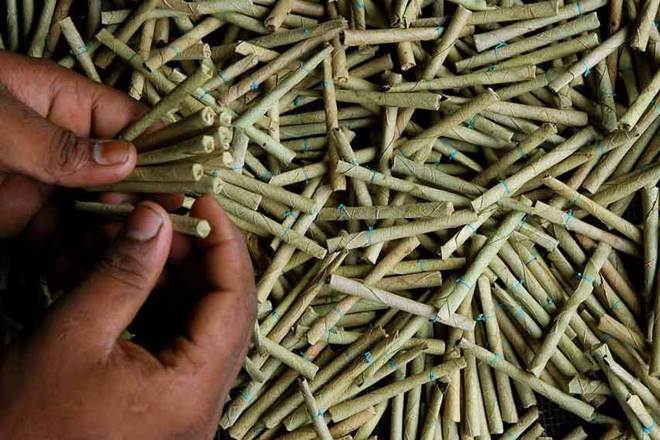 एक लाख ५० हजार मूल्य बराबरको भारतीय बिँडीसहित तीन पक्राउ