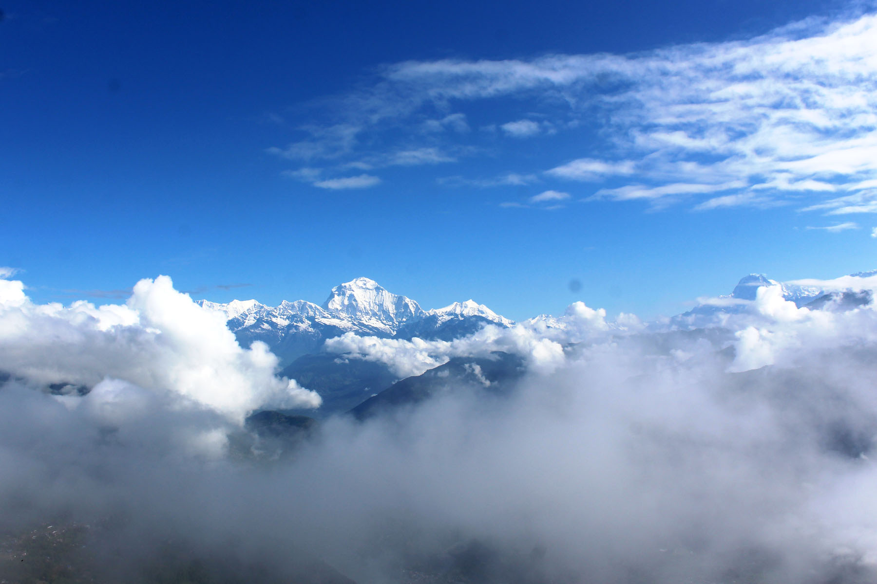 बादलको धुम्तोभित्र धौलागिरि