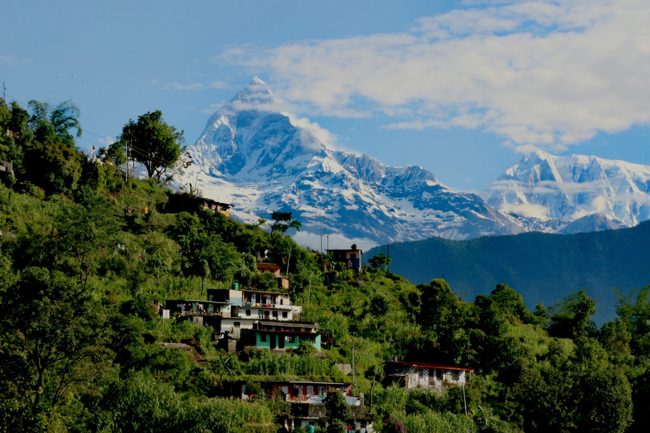 जति हेरे पनि हेरिरहु झैँ लाग्ने सुन्दर माछापुच्छ्रे हिमाल