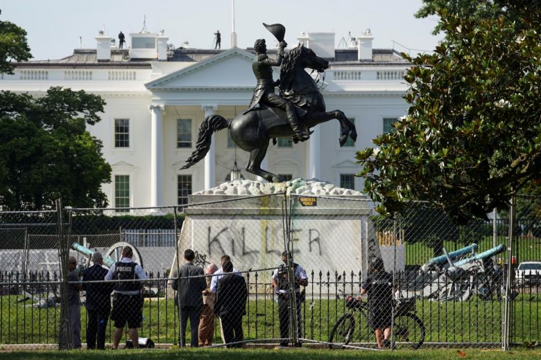 Four men charged for trying to pull down statue outside White House